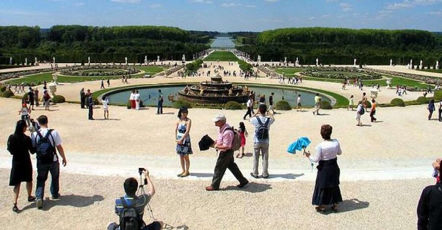 From Paris: Versailles Guided Tour by Deluxe Minibus - Priority entry at Versailles: where you save time (and energy)