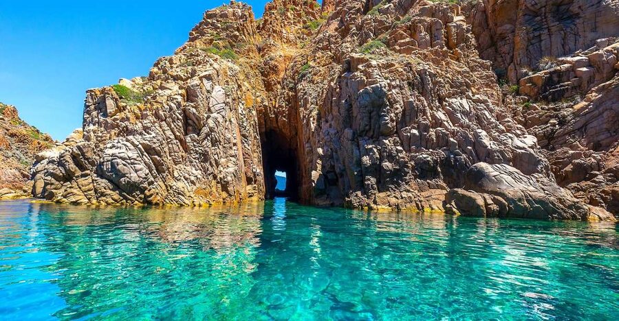 From Porto, Corsica: Piana Creeks Cruise - Boats used and comfort level: what the 12-person setup changes