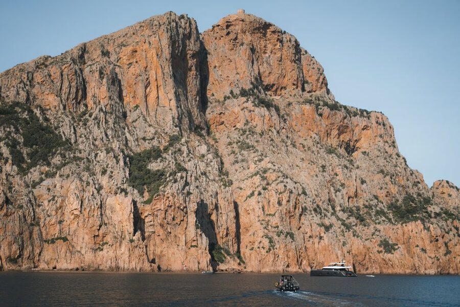 From Porto: Piana Creeks and Scandola Semi-Rigid Boat Tour - The guide in French: what good leadership looks like on this tour