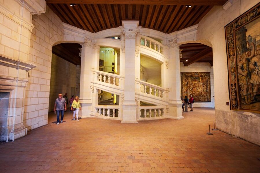 From Tours: Chenonceau and Chambord Castles Guided Tour - The double helix staircase, explained in practical terms
