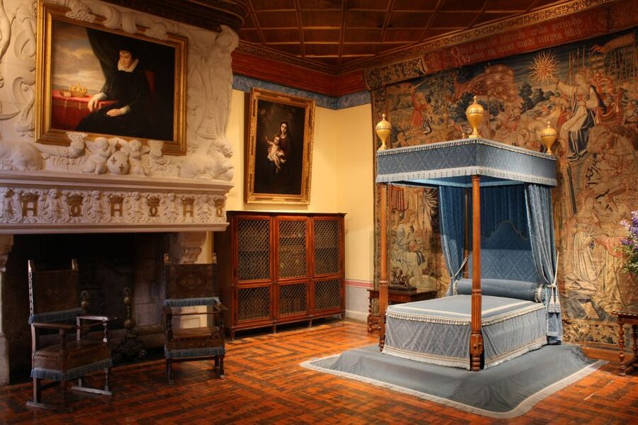 From Tours: Chenonceau and Chambord Castles Guided Tour - Lunch and free time in the Loire Valley town stop