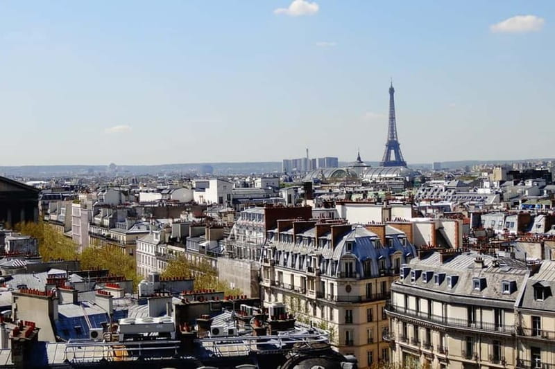 German private Walking Tour through Montmartre & Passages - Place du Tertre: where the art scene became a stage