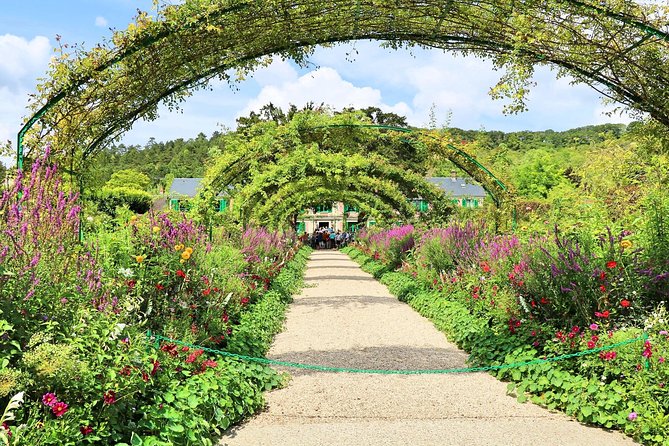 Giverny and Monet's Garden Half-Day Trip from Paris - Guides, orientation, and the difference between guided and self-paced