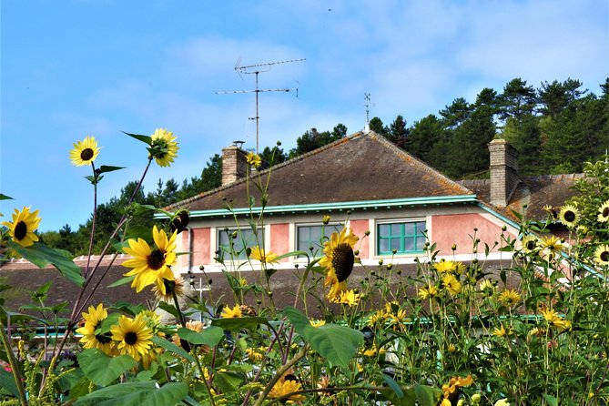 Giverny Monet House and Gardens Skip the line Walking tour - Claude Monet’s house in Giverny: what you see (and what it means)