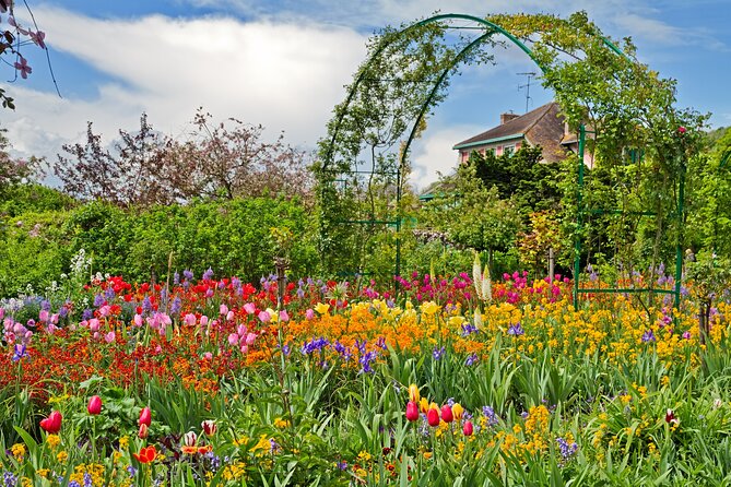 Giverny Monet’s Home and Gardens Half Day Tour from Paris - Guide commentary plus self-guided freedom, how to make both work