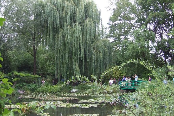 Giverny Small-Group Minivan with Hotel Pickup or Meeting Point - Fondation Claude Monet: self-paced house and gardens in one trip
