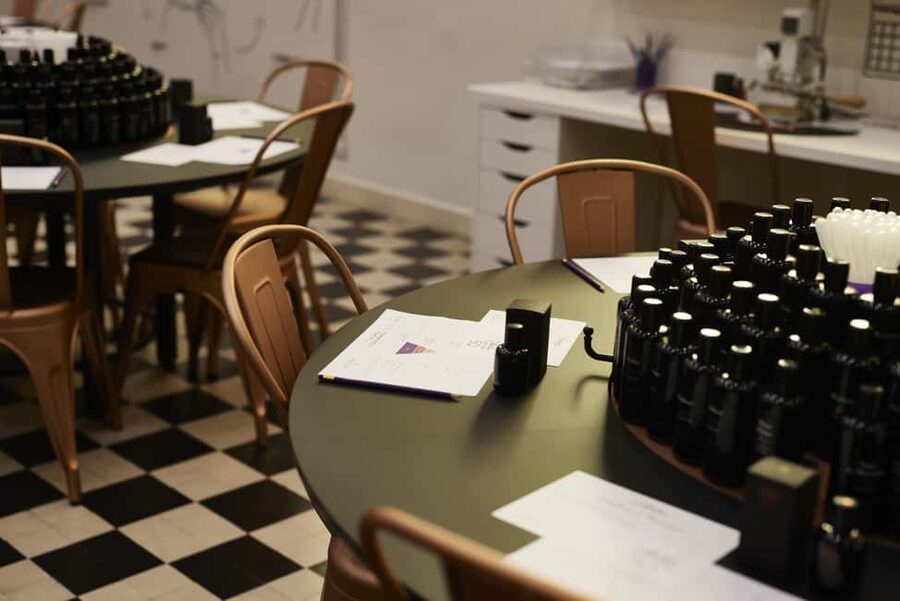 Grasse: 1-hour Perfume Workshop - Choosing notes: head, heart, and base without the jargon