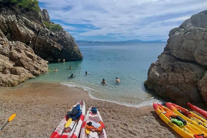 Guided kayak excursion in creeks - The 3-hour rhythm: briefing, gear, launch, paddle, swim