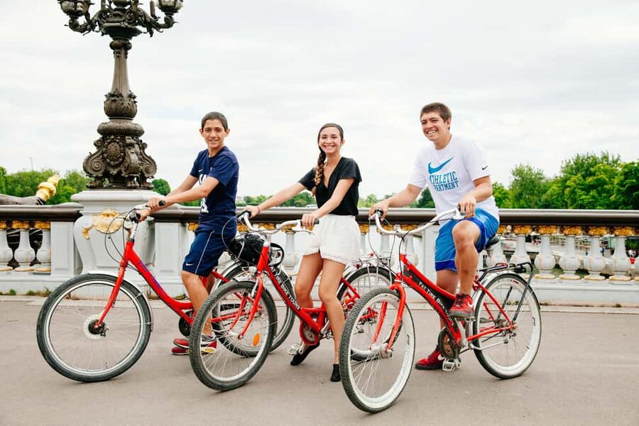 Highlights of Paris Bike Tour in English or Dutch - Eiffel Tower photo time that fits a real schedule