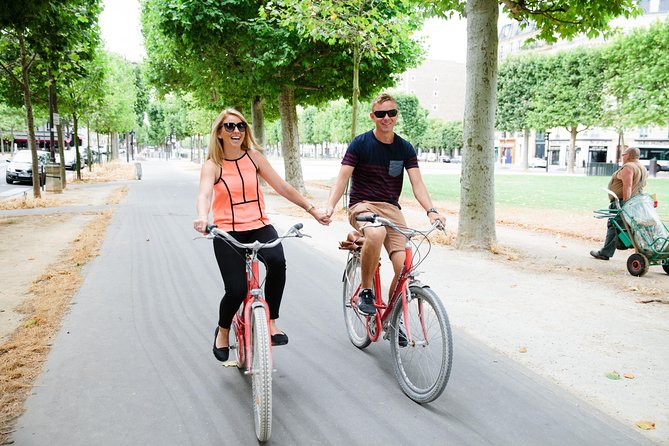 Highlights of Paris Bike Tour w/ a Local Guide (English or Dutch) - Café break and photo strategy: how to make the stops work for you