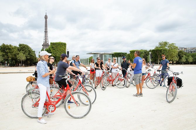 Highlights of Paris Bike Tour w/ a Local Guide (English or Dutch) - Guides, group size, and what to expect from the people leading you