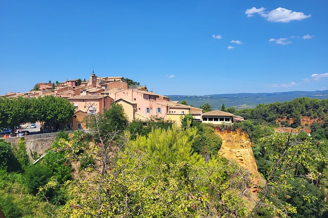 Highlights of Provence in one day - Roussillon lunch vibes among ochre cliffs
