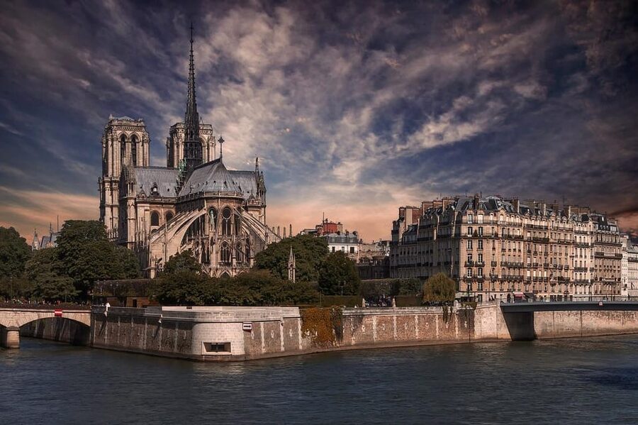 Historic Paris Walking Tour in English - Guides and storytelling style: what consistently earns the high marks