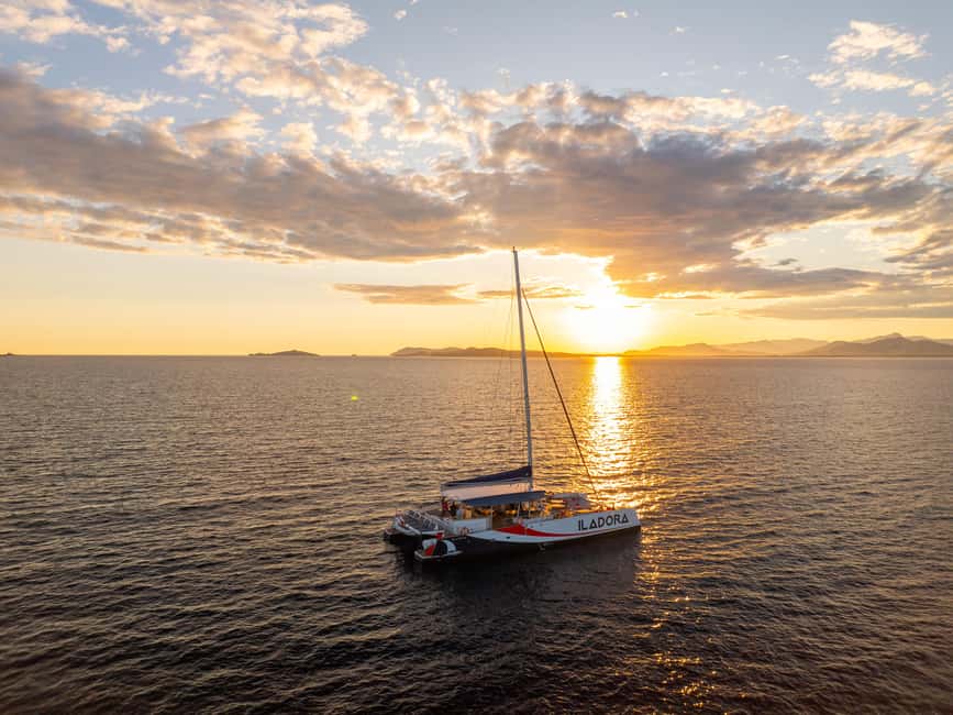 Hyères : Sunset Catamaran Cruise to Giens Peninsula - Boarding at Saint-Pierre Port, what happens first