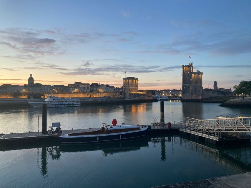 La Rochelle: 1-Hour Boat Tour of the Bay - Richelieu Tower lighthouse: red and black, built in 1627