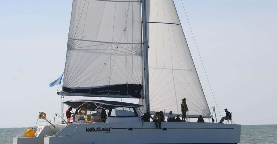 La Rochelle: Coastline Sailing Cruise - Starting at the old harbor, right by the two towers