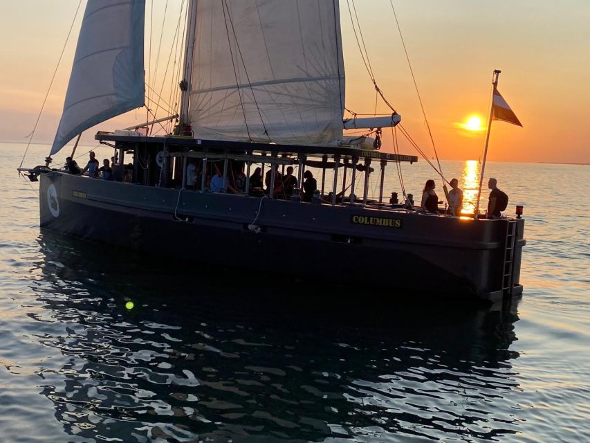 La Rochelle: Sailing Cruise - Richelieu Tower, Bout du monde Lighthouse, and the Pertuis Passes