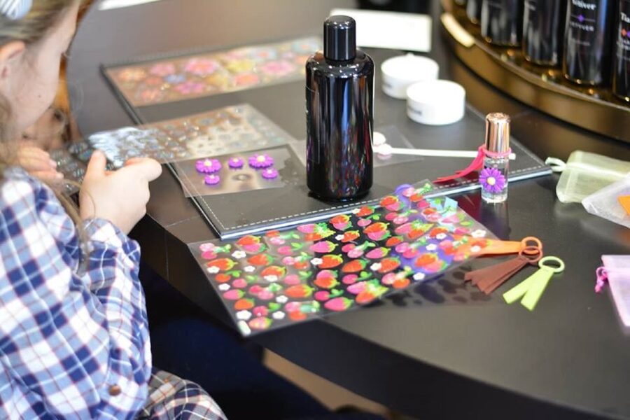 Le Petit Parfumeur: Perfume Creation Children in Grasse - Language choice: English or French