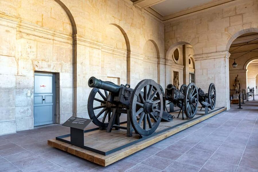 Les Invalides: Napoleon's Tomb & Army Museum Entry - Temporary exhibitions and the one-day museum strategy