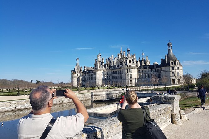 Loire Valley Day Tour Chambord and Chenonceau plus Lunch at a Private Castle - English Guidance That Turns Rooms Into Stories