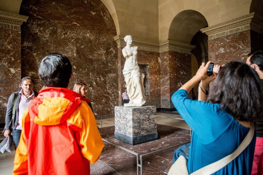 Louvre Museum: Skip-the-Line Guided Tour - Two hours in the Louvre, with the crowds under control