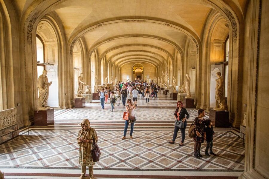 Louvre Museum: Skip-the-Line Guided Tour - How skip-the-line fast track entry changes the first 30 minutes