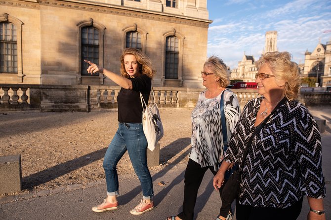 LOUVRE PRIVATE TOUR: Priority Access tickets & Local expert guide - Meeting at Cour Napoléon, and how you find your guide fast