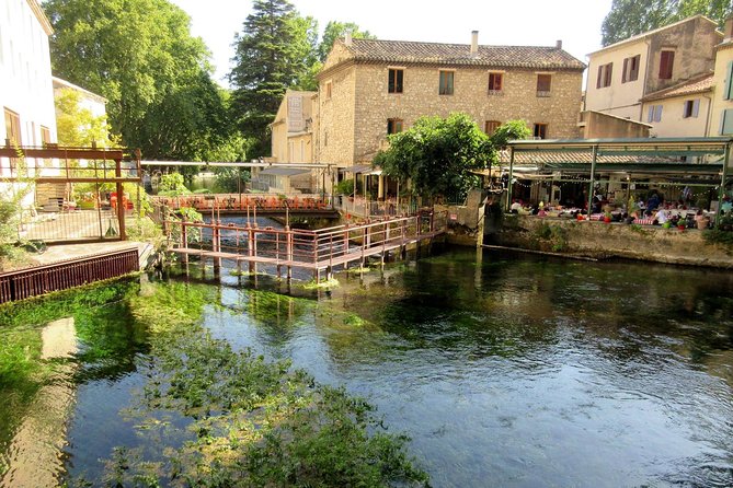 Luberon Market & Villages Day Trip from Aix-en-Provence - Roussillon: color, casual browsing, and Thursday market time