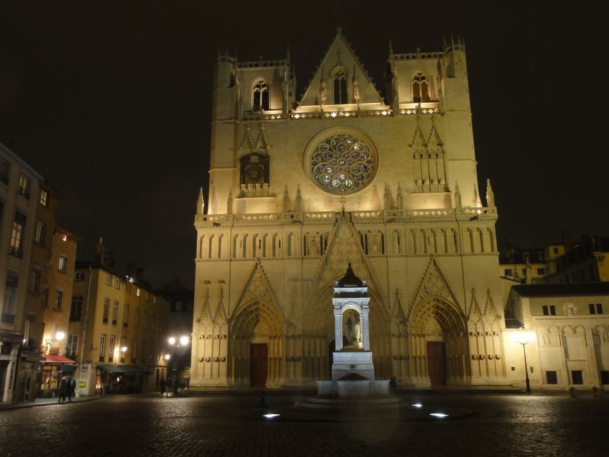 Lyon: Old District Private Guided Walking Tour - Entering Lyon’s old district, minus the guesswork