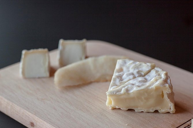 Lyon Old Town Food Tour with 6 French Delicacies & Fine Wine - Cathédrale Saint-Jean-Baptiste: Landmarks That Explain the Mood