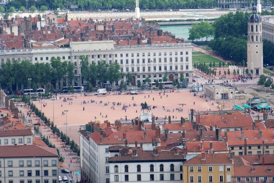 Lyon: Private custom tour with a local guide - Croix-Rousse-style neighborhoods, alleys, and architecture talk