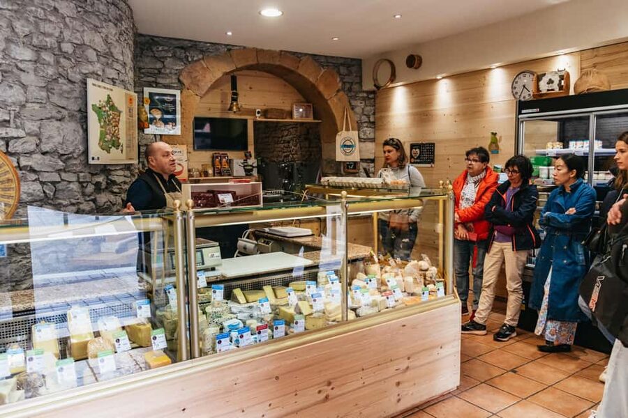 Lyon: Vieux Lyon Food Tasting Walking Tour - Guides you might get, and why their style matters