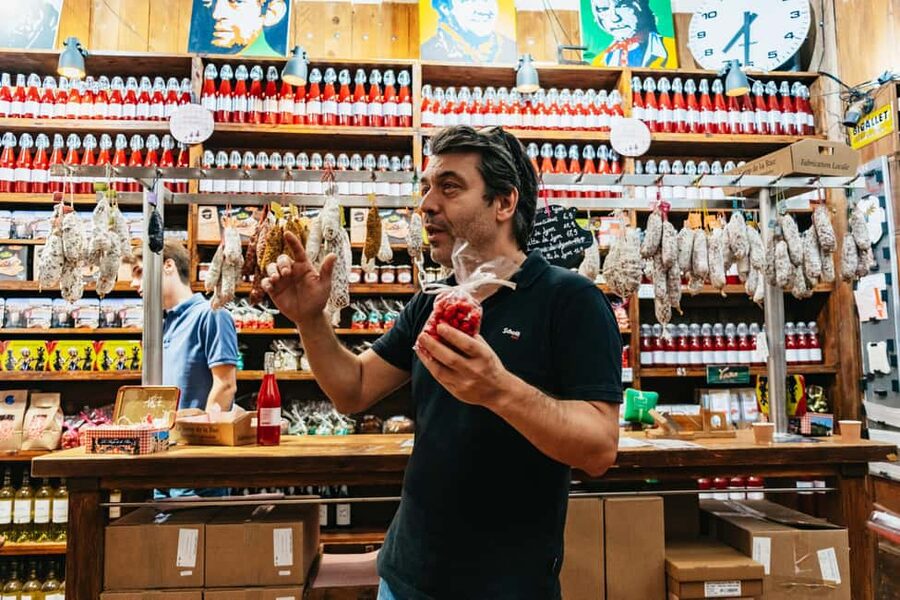 Lyon: Vieux Lyon Food Tasting Walking Tour - The 5 tasting stops: how you build lunch out of small bites