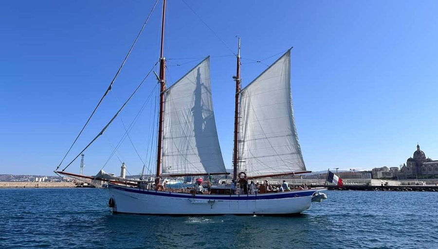 Marseille: Calanques National Park Sailing Cruise with Lunch - Lunch onboard: vegetarian buffet, rosé, and a calm reset at sea