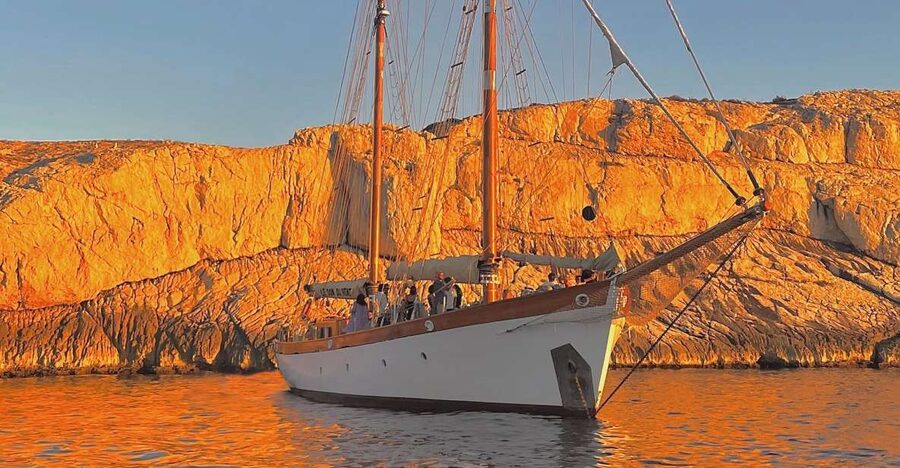 Marseille: Frioul Islands Sunset Cruise with Cocktail Dinner - Why this Marseille sunset cruise works (yacht, timing, and romance)