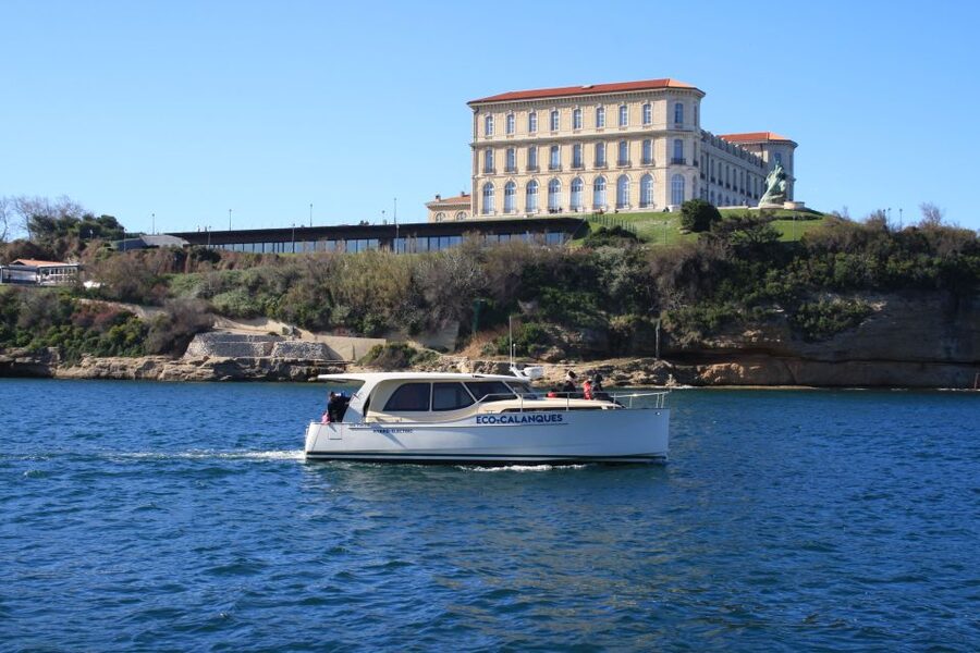 Marseille: Sunset Boat Cruise with Dinner and Drinks - Where you meet at Marseille Old Port, and how to find the boat