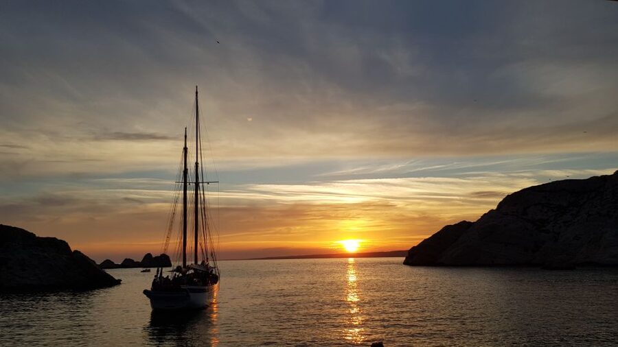 Marseille: Sunset Sailing Cruise with Dinner and Drinks - Getting On Board at 70 Quai du Port, Pier 2