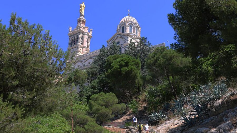 Marseille: Urban Hiking Tour with a Local Guide - Monument aux morts, then Vallon des Auffes, where the city turns intimate