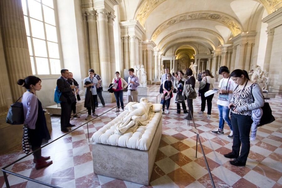Mona Lisa & Louvre Masterpieces Tour with Reserved Access - Mona Lisa: how reserved routing changes the experience