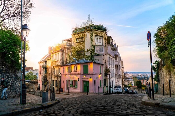 Montmartre and the Sacré-Coeur with the best guides in Paris - The Included Pie Stop: A Small Break That Boosts the Whole Tour