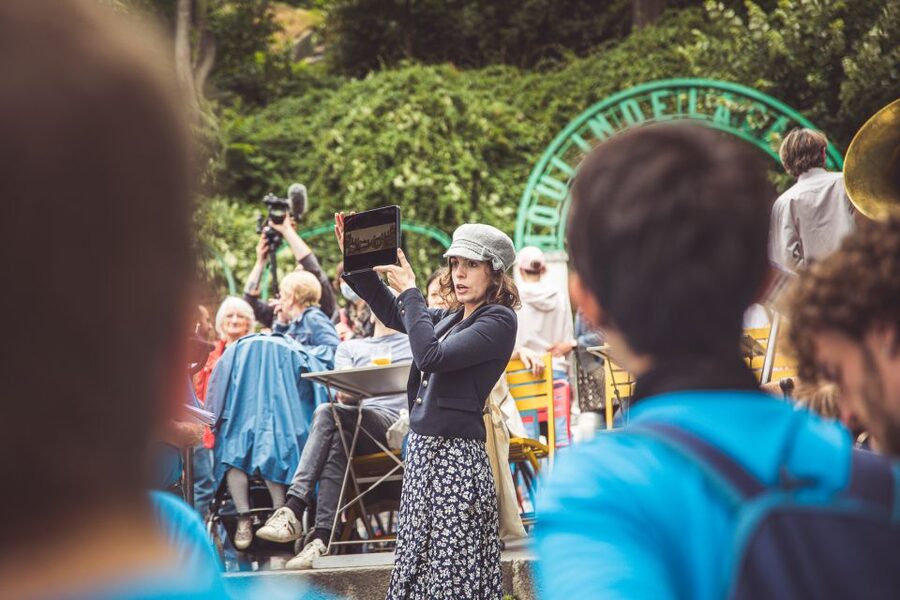 Montmartre en chansons: tour with a professional singer - A capella Montmartre with Anne-Sophie, right at street level