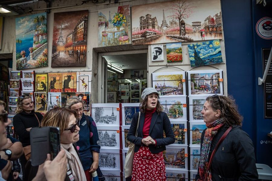 Montmartre en chansons: tour with a professional singer - Maison de Dalida, Dalida statue, and the Théâtre Lepic vibe