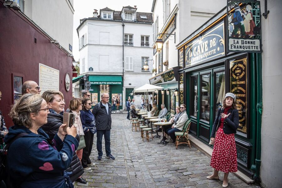 Montmartre en chansons: tour with a professional singer - La Maison Rose: the famous stop that feels like a storybook hallway