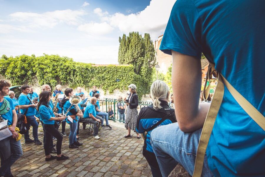 Montmartre en chansons: tour with a professional singer - Place du Tertre, then the climb to Sacré-Cœur