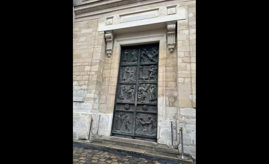 Montmartre for Art Lovers - Walking tour with Expert Guide - Le Passe-Muraille and Square Suzanne Buisson: Small Stops, Big Meaning