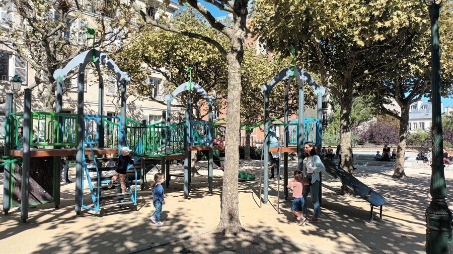 Montmartre: Guided Tour for Kids and Families - Sacré-Cœur, plus the first carousel before the big climb