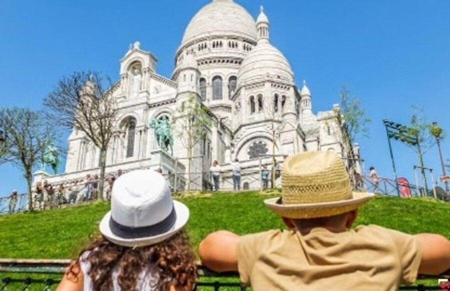 Montmartre: Guided Tour for Kids and Families - Abbesses Square, the Wall of Love, and the second carousel age limit