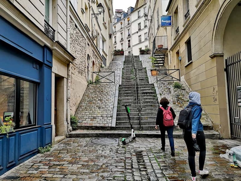 Montmartre : private family tour - The guide matters, and the tour is built around that