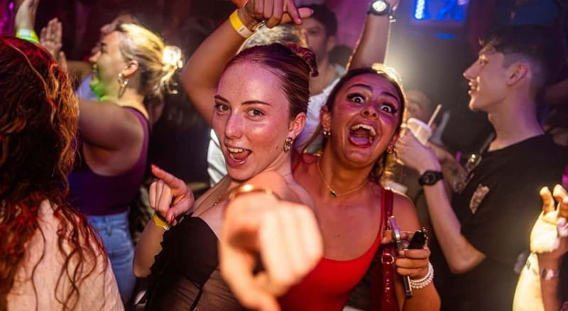 Nice: Bar/Pub Crawl with Free Shots and VIP Entry - Best Timing, Group Size, and How to Get the Most Out of It