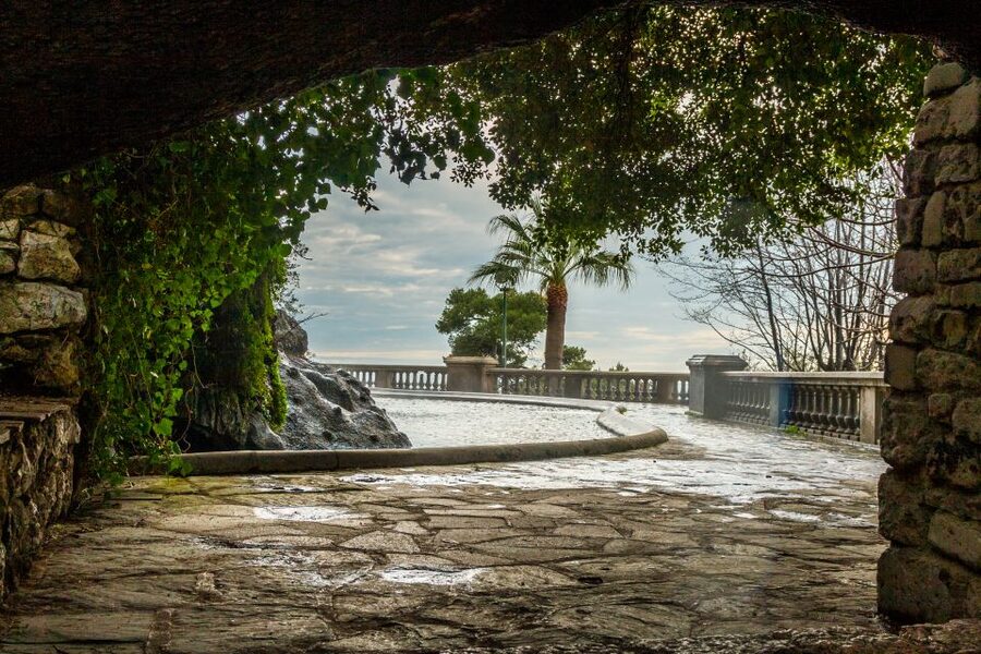 Nice: Old Town Treasures Walking Tour - Starting at the seafront by Castle Hill: the smart way to begin